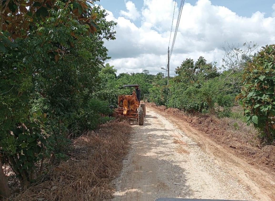 Atienden daños en caminos rurales de Moloacán