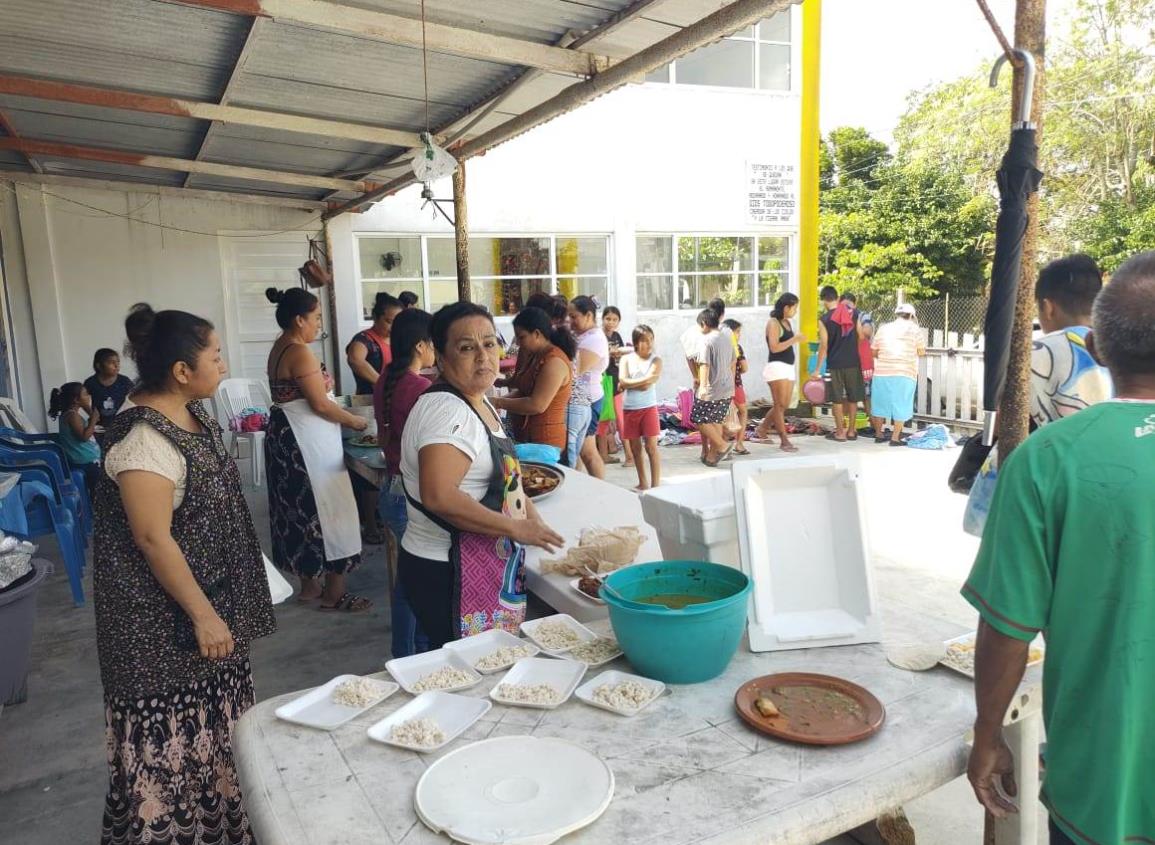 Familias afectadas por las lluvias fueron apoyados por iglesia en Moloacán