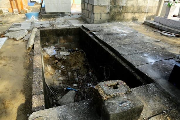 Se roban las cruces de las tumbas del Panteón de Lomas, varias están abiertas y en el abandono