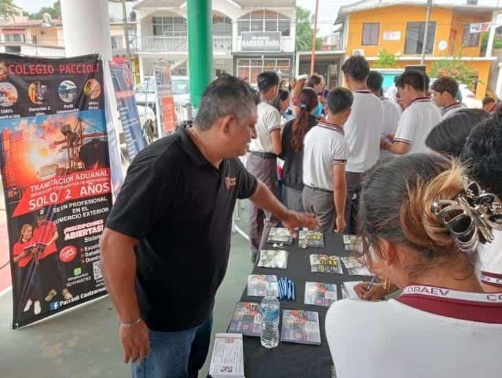 Participaron estudiantes en Expo Profesiografica en Moloacán