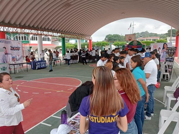 Participaron estudiantes en Expo Profesiografica en Moloacán