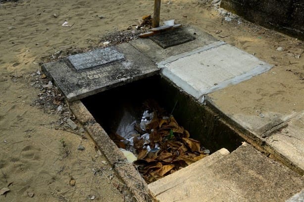 Se roban las cruces de las tumbas del Panteón de Lomas, varias están abiertas y en el abandono