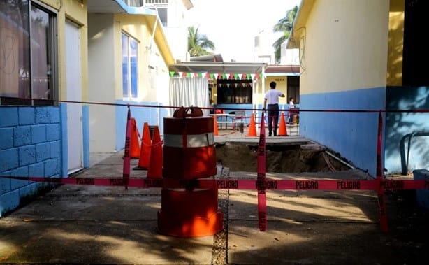 Se abre socavón en pasillo principal de escuela primaria, ¿peligran los alumnos? | VIDEO