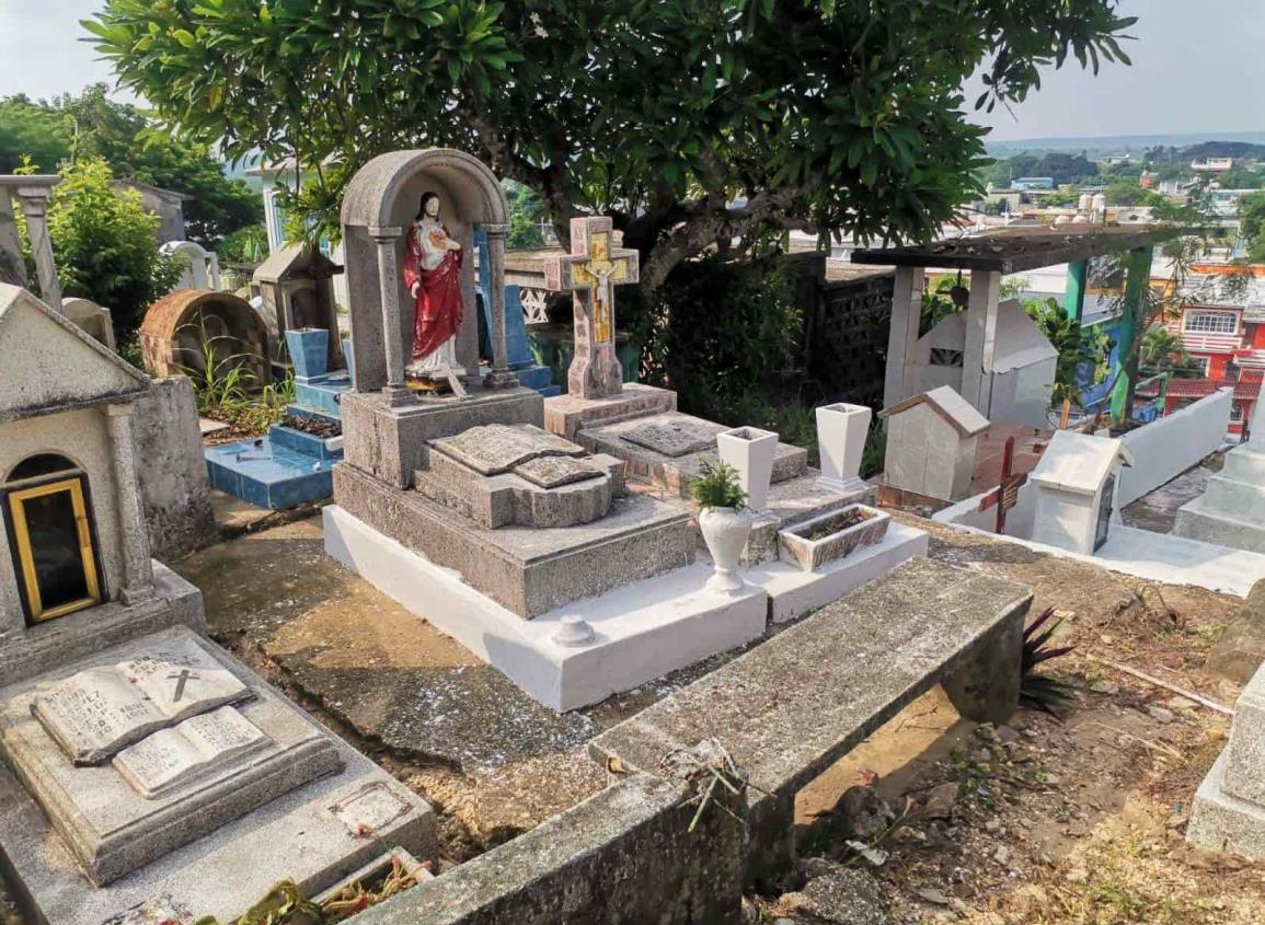 Panteones de Nanchital listos para recibir a la ciudadanía durante el día de muertos