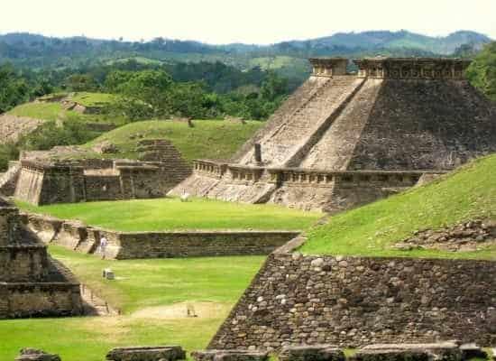 ¿A qué distancia está de Coatzacoalcos la zona arqueológica Olmeca Tres Zapotes?