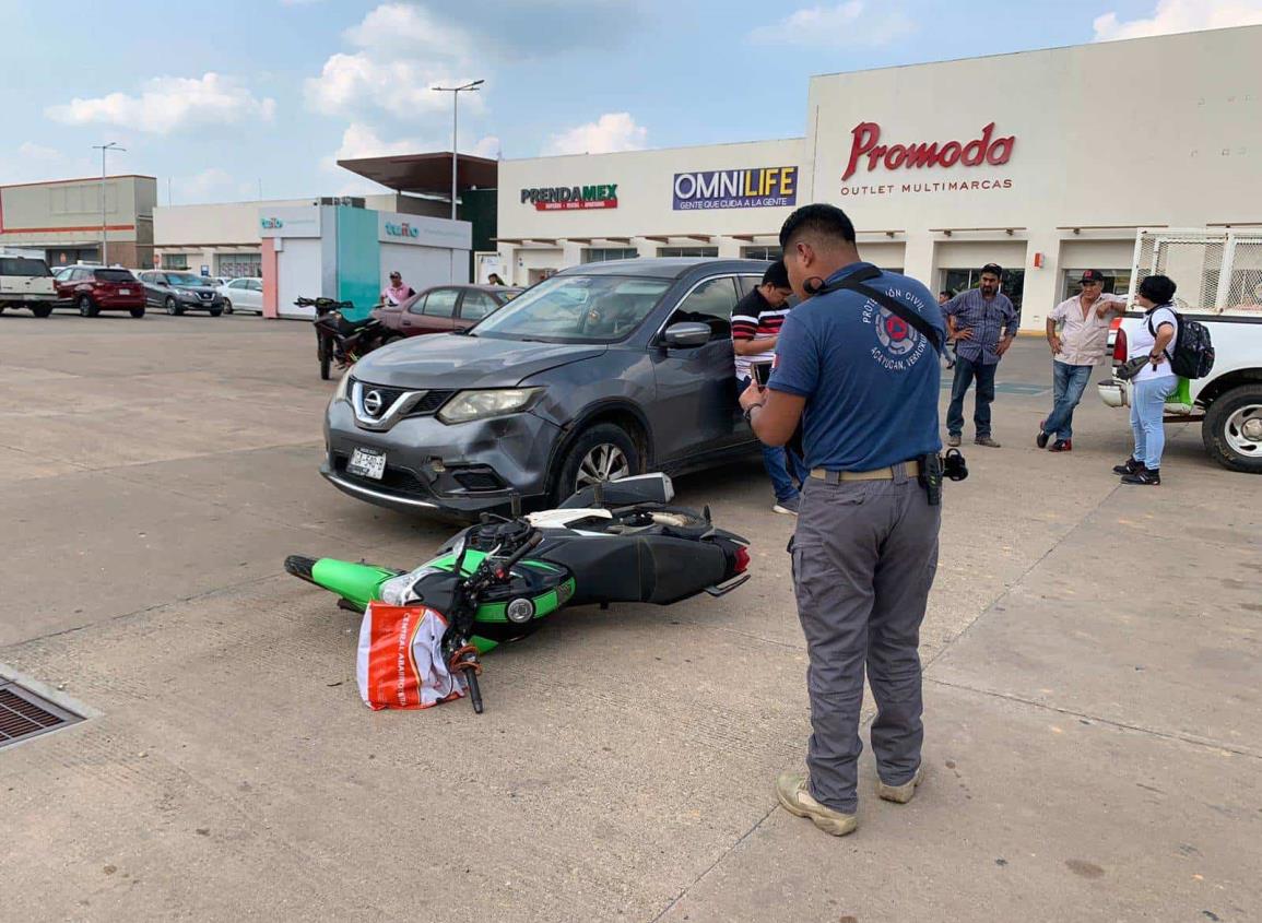 Taxista resulta herido tras impactarse en su moto contra una camioneta