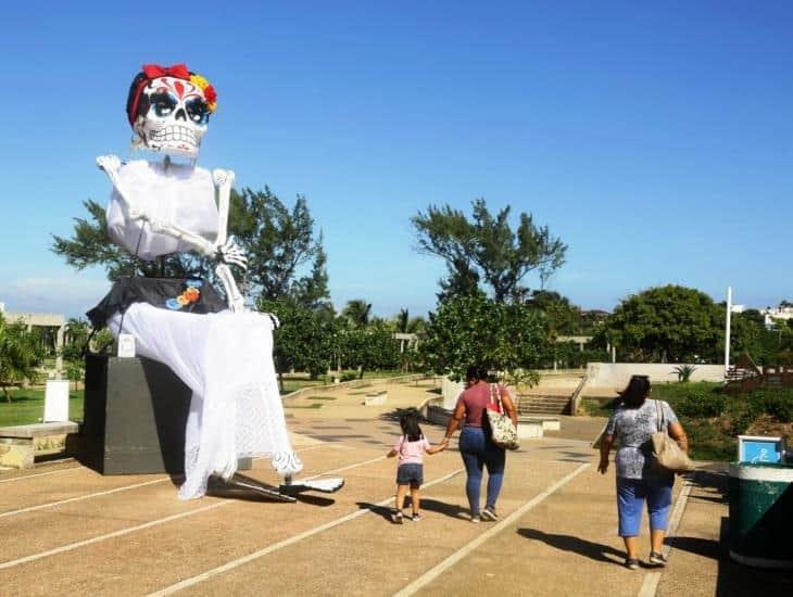 Con catrines y catrinas gigantes, adornan espacios públicos de Coatzacoalcos l VIDEO