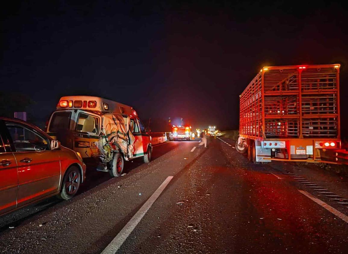 Dos heridos tras choque de ambulancia del IMSS en autopista del sur de Veracruz 