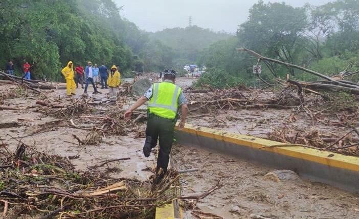 Otis deja 30 muertos solo en Acapulco, otros 7 municipios reportan daños