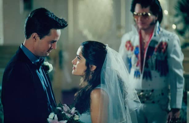 Fallece Matthew Perry, Chandler en Friends ¿Fue novio de Salma Hayek?