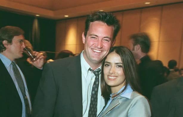 Fallece Matthew Perry, Chandler en Friends ¿Fue novio de Salma Hayek?