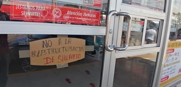 Empleados de Oxxo inician huelga y suspenden servicios en Coatzacoalcos | VIDEO