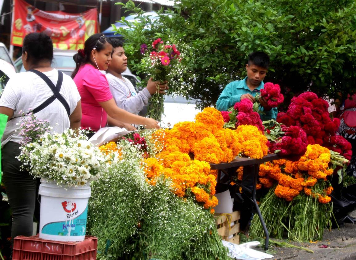 Cempasúchil y calaveras colorean alrededores del mercado Morelos