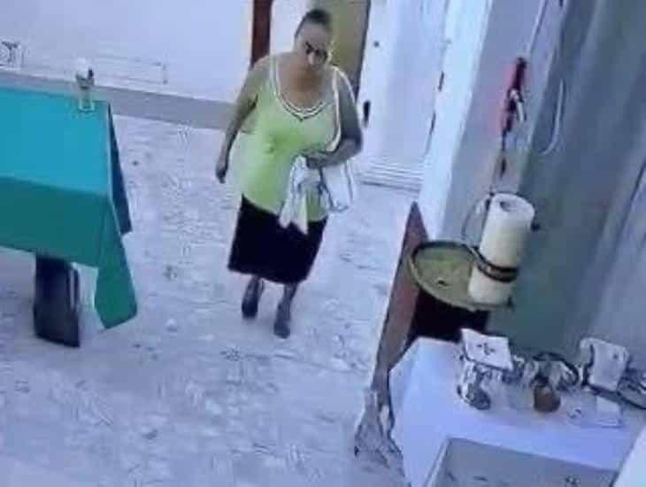 Mujer se roba botellas con vino en una parroquia en Veracruz