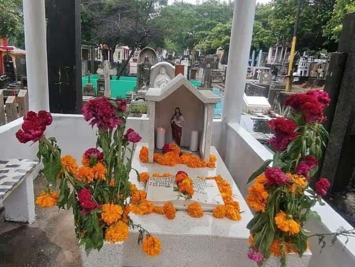 Esto es lo que autoridades sanitarias de Coatzacoalcos recomiendan hacer con los floreros de los panteones este Día de Muertos