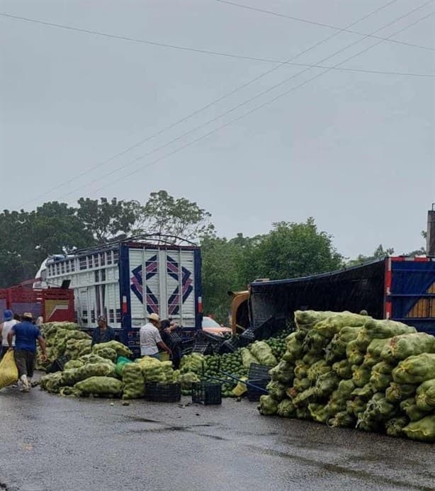 Vuelca camión cargado con aguacates; pobladores evitan rapiña y ayudan al conductor