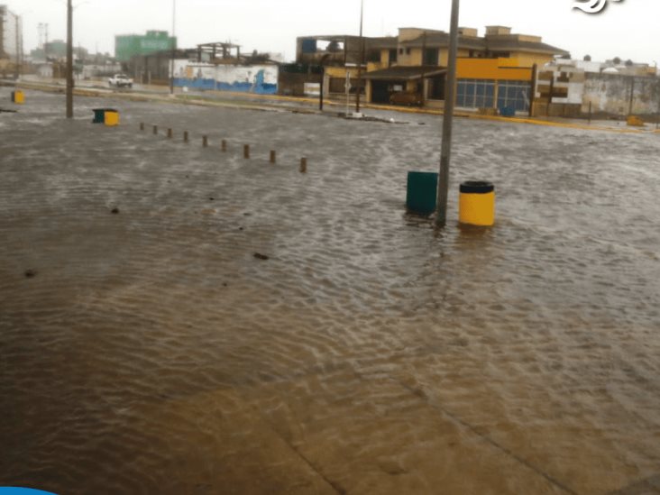 Se inunda tramo del malecón de Coatzacoalcos por Frente Frío 8; alternativas viales | FOTOS y VIDEO