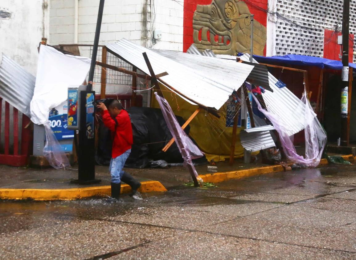 Estragos en negocios y mercados de la zona centro de Coatzacoalcos por el Frente Frío 8 | VIDEOS