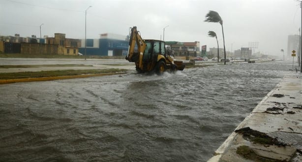 Se inunda tramo del malecón de Coatzacoalcos por Frente Frío 8; alternativas viales | FOTOS y VIDEO