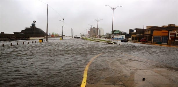 Estragos en negocios y mercados de la zona centro de Coatzacoalcos por el Frente Frío 8 | VIDEOS