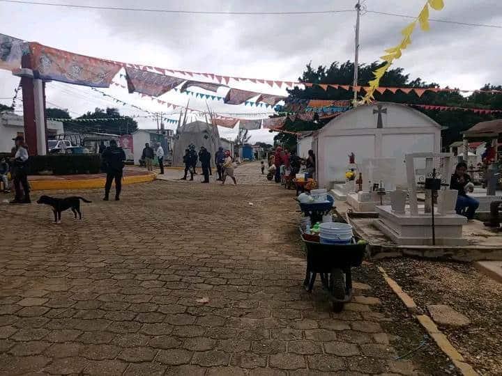 Fuertes lluvias dejadas por el frente frío 8 provocaron una baja afluencia de personas en cementerios de Minatitlán