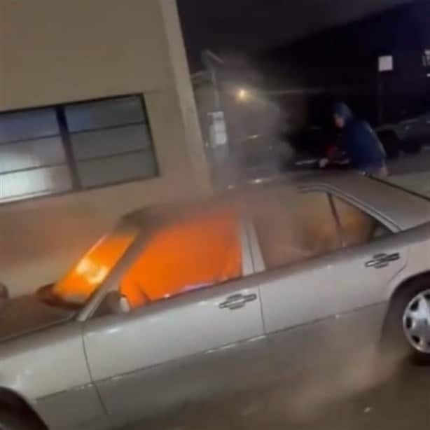 Migrantes rescatan a un hombre mayor de un auto incendiado en Nueva York | VIDEO