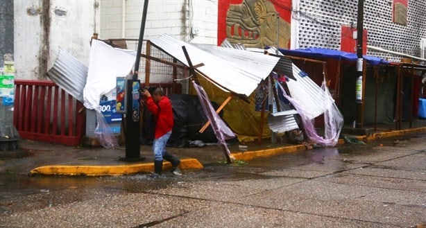 Sin luz, inundaciones y derrumbes, así fue el segundo día del paso de Frente Frío 8 en Coatzacoalcos