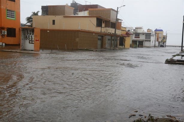 Frente Frío 8 inunda el malecón de Coatzacoalcos; ¡no hay paso! | VIDEO