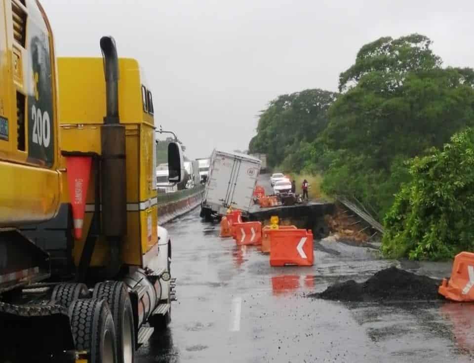 En riesgo de colapsar ambos carriles de la autopista Cosoleacaque - Nuevo Teapa por crecimiento de socavón