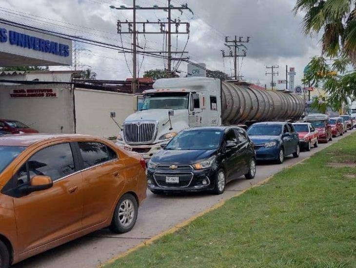 Socavones en la autopista Acayucan- Cosoleacaque  provocó caos vial en Minatitlán