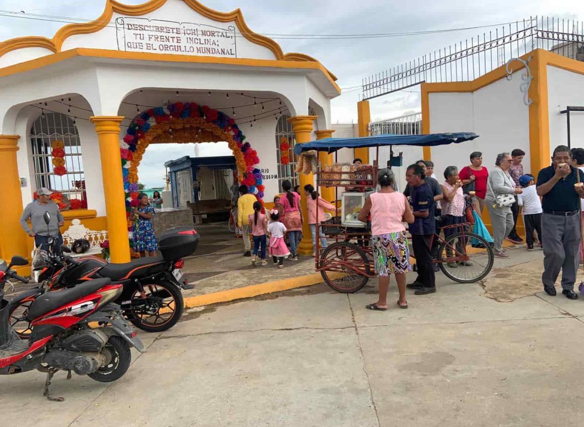 Familias aprovechan buen clima para visitar panteón de Acayucan | VIDEO