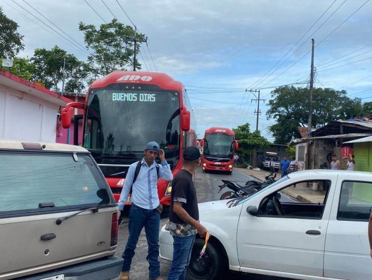 Vecinos de la J. Mario Rosado cerraron vialidades en Las Choapas por falta de luz