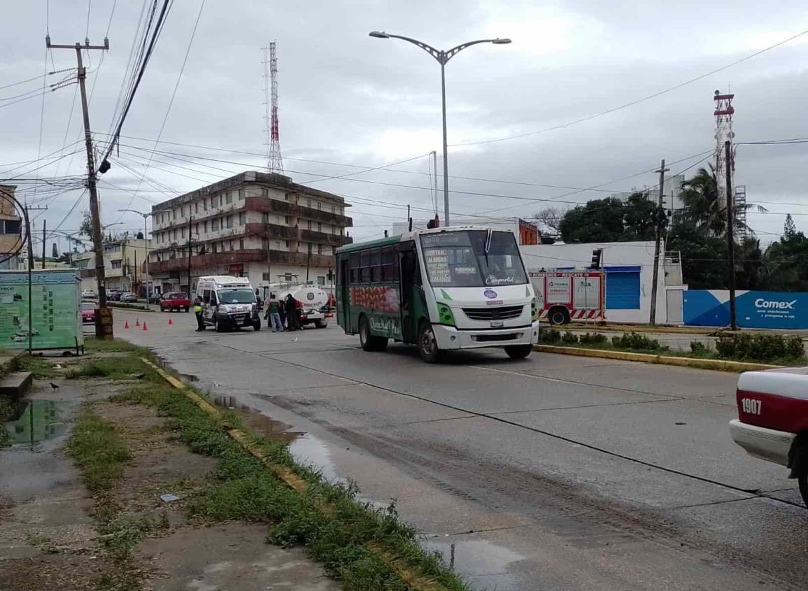 Camión del transporte público se impactó contra ambulancia de Protección Civil | VIDEO