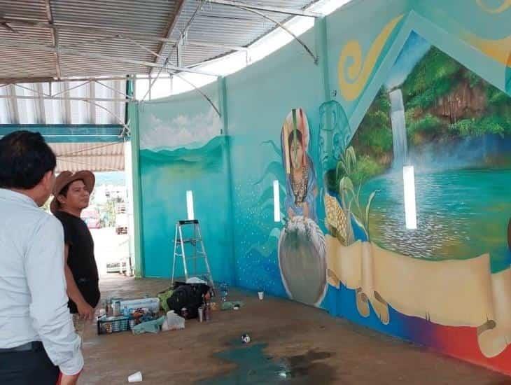 Artista cosoleacaneco Eder Aguilar realizó mural en el domo del parque central de Soteapan