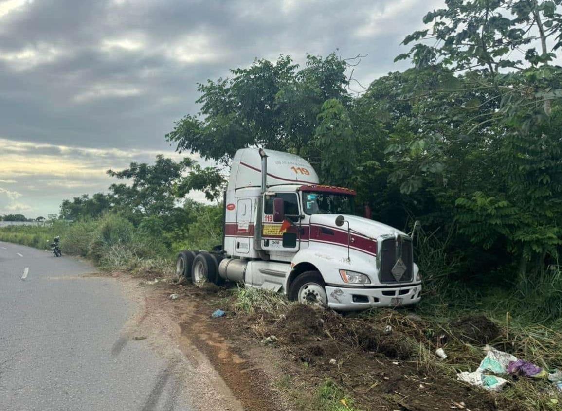 Un par de tractocamiones terminaron fuera de la carretera Minatitlán-Cosoleacaque