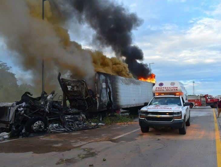 Emergencia en la autopista Acayucan - Cosoleacaque; se incendia tractocamión | VIDEO