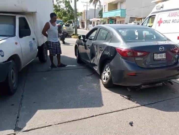 Choque en Coatzacoalcos deja daños materiales por más de 80 mil pesos