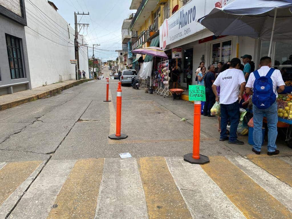 Se apoderan taxistas de calle en centro de Acayucan