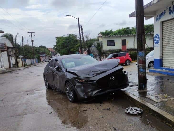 Encontronazo entre dos autos en Coatzacoalcos deja daños materiales de miles de pesos