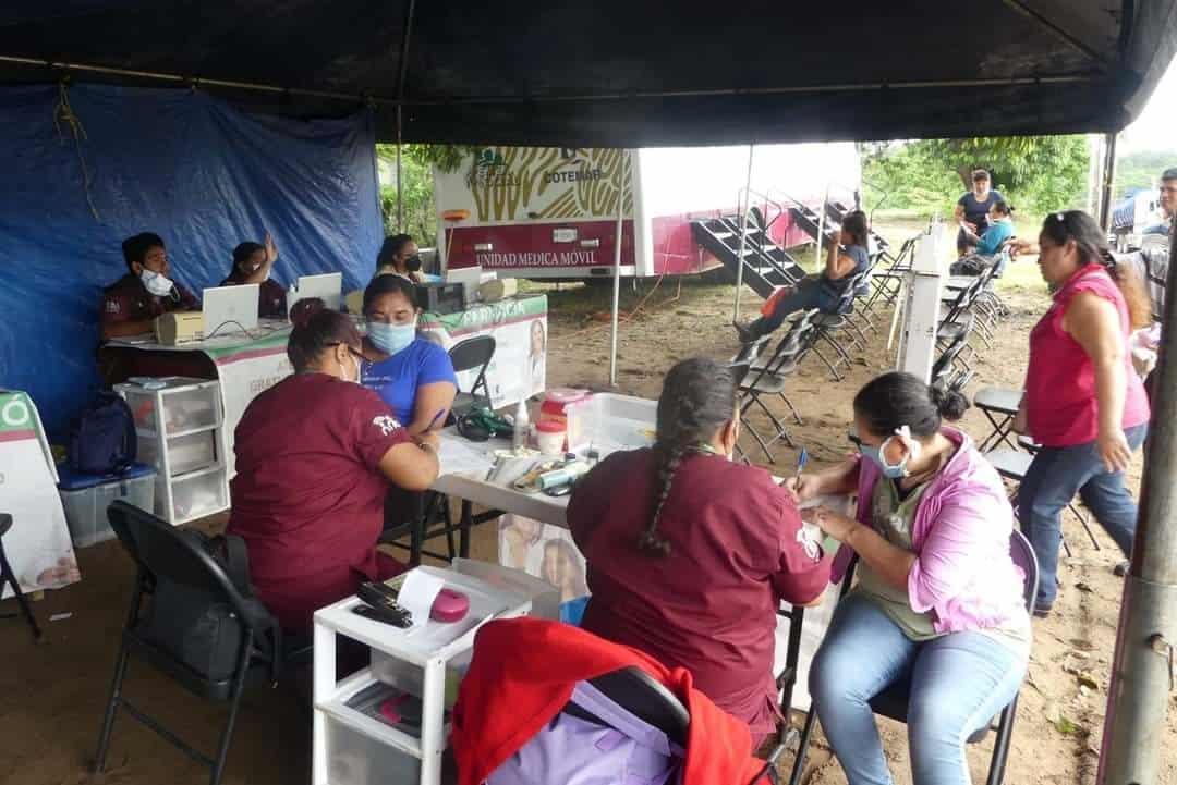 Brindan atención médica a familias afectadas por derrame de hidrocarburo en Ixhuatlán