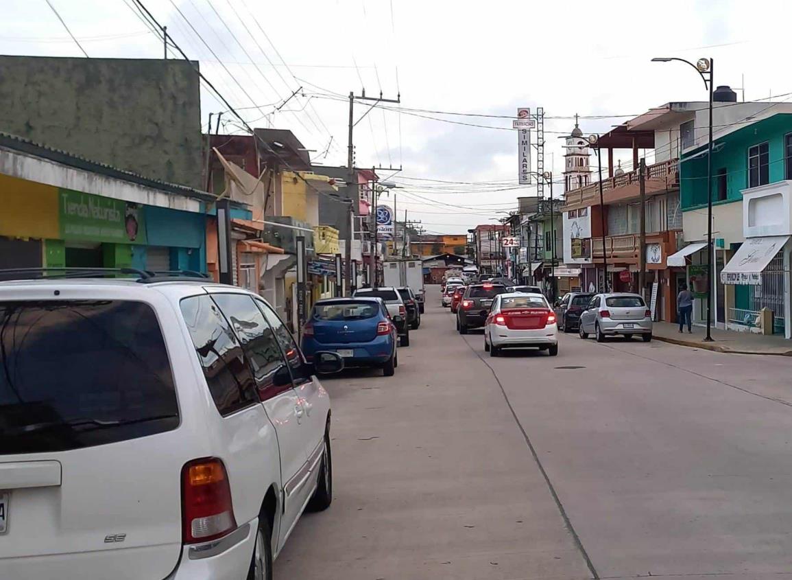 Comerciantes mal instalados provocan tráfico lento en las calles de Las Choapas