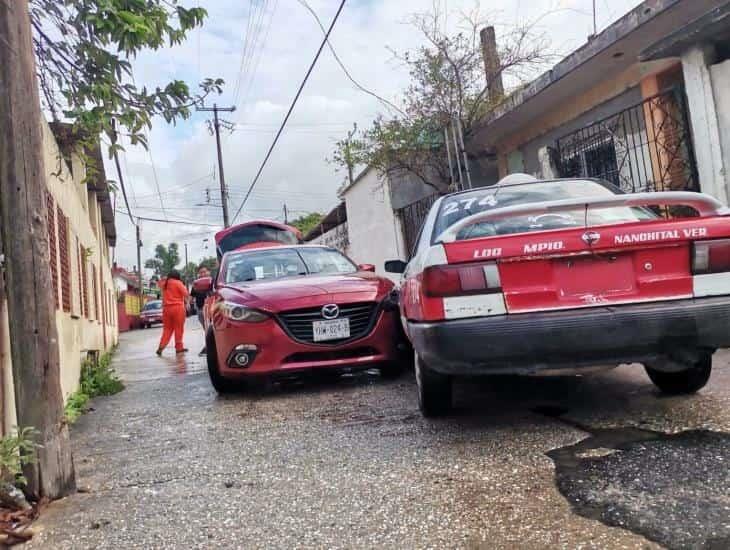 Taxista choca contra automóvil particular y deja miles de pesos en daños materiales