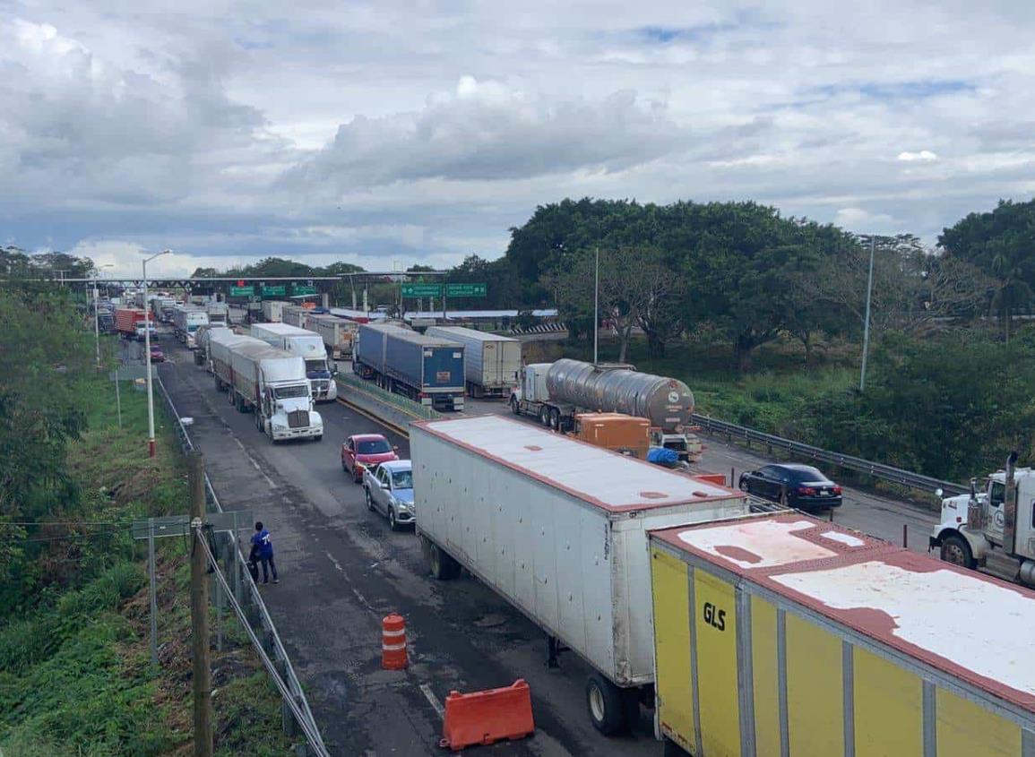 Retenes de Guardia Nacional generan caos víal en autopista Cosoleacaque-La Tinaja