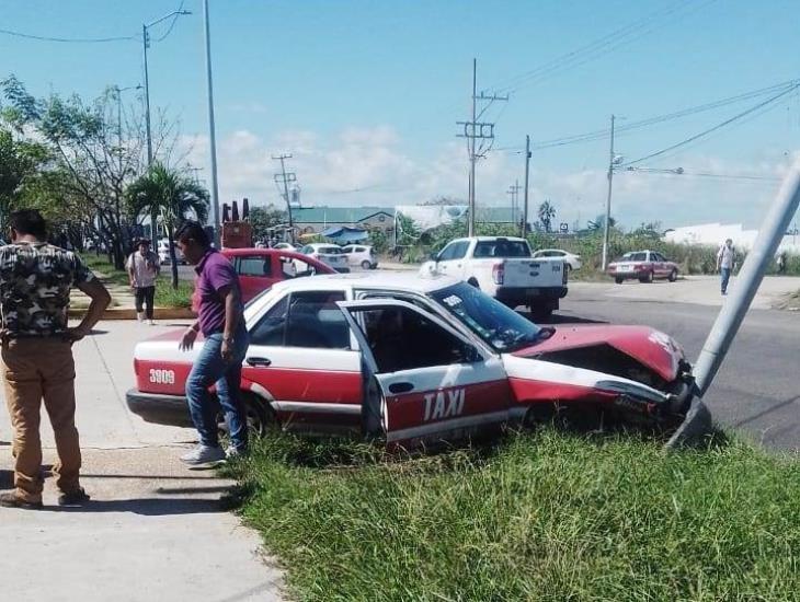 Madre e hija sufren grave accidente; taxi impacta poste en el poniente de Coatzacoalcos