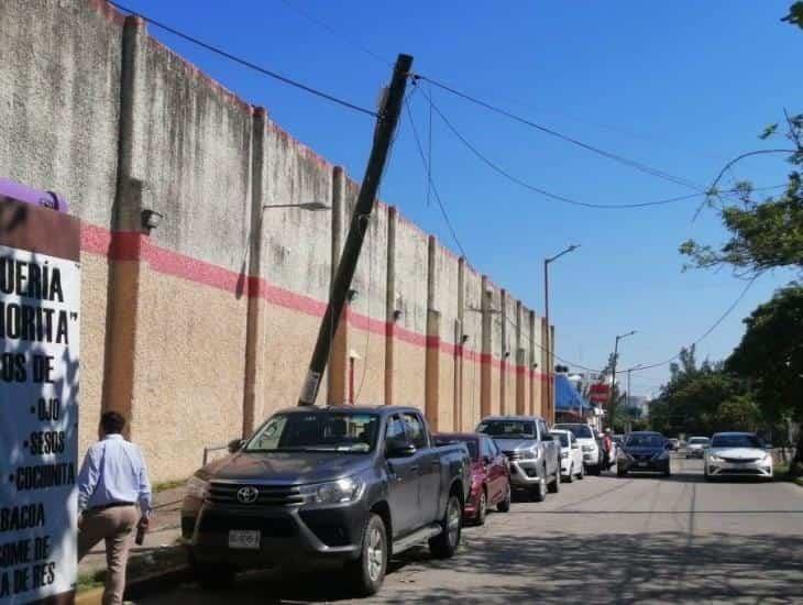 Tractocamión derriba postes en Coatzacoalcos y 2 camionetas salieron afectadas | VIDEO