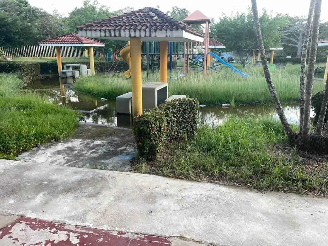 Piden mantenimiento de parques en Ixhuatlán del Sureste, lluvias los dejaron en mal estado