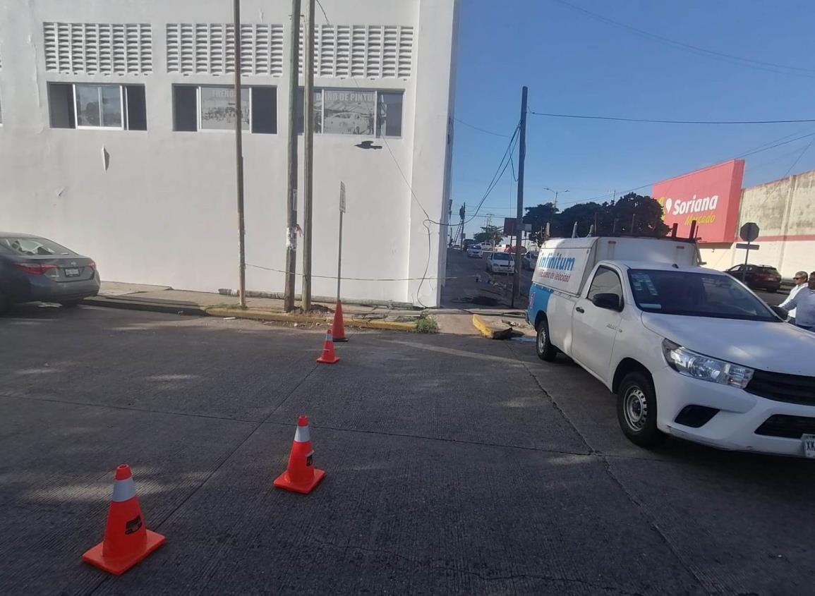 Remplazan postes derribados por tractocamión en Pedro Moreno | VIDEO