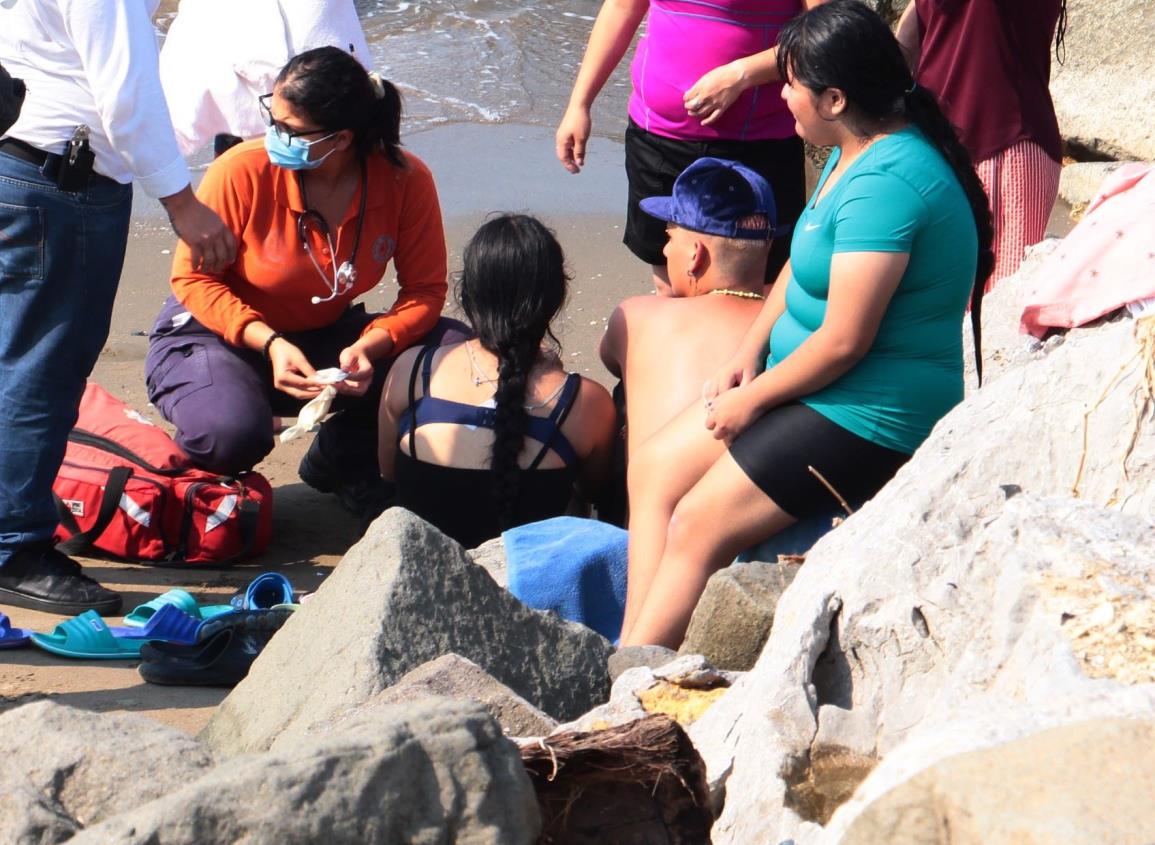 Rescatan a dos tras ser jalados por el mar en Las Escolleras de Coatzacoalcos l VIDEO