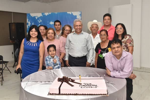 Ernesto Marcial es felicitado por un año más de vida