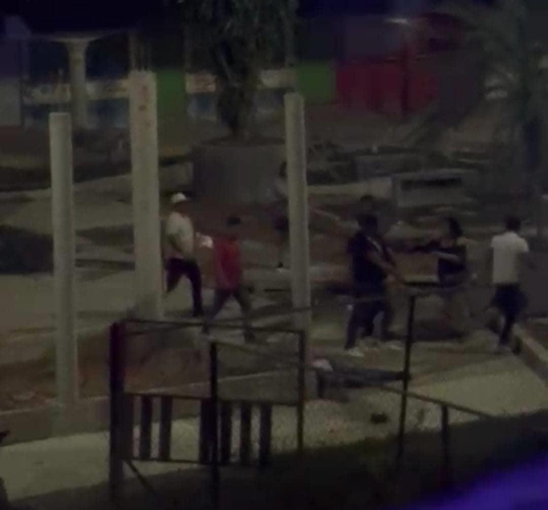 Pareja en presunto estado de ebriedad agredió a ciudadanos y dejaron daños en plaza de la juventud | VIDEO